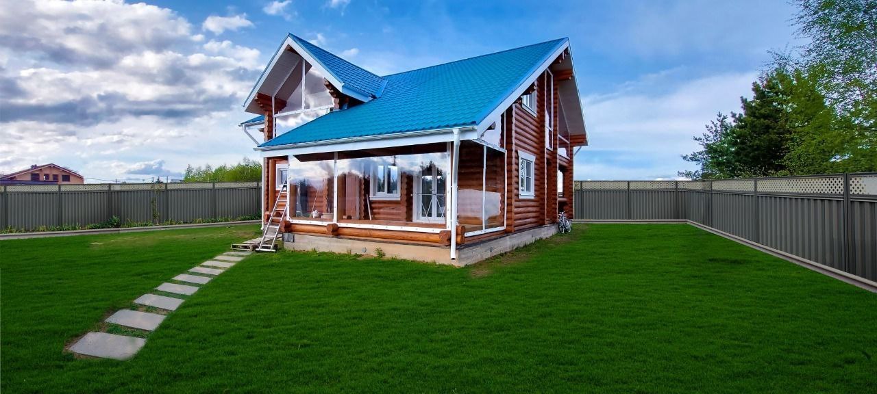 Мягкие окна на веранде загородного дома в Спасске-Рязанском
